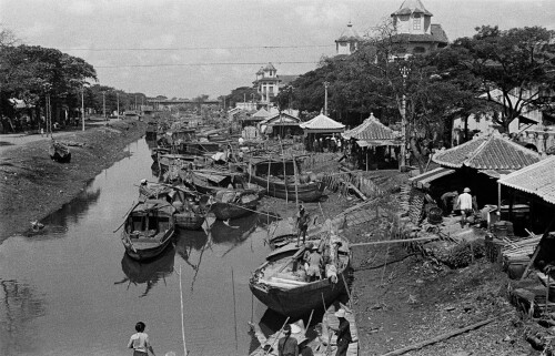 cholon-1950s---rch-bi-sy-cn-gi-l-kinh-hng-bng-chy-qua-pha-sau-ch-bnh-ty_39210621720_o.md.jpg