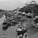 cholon-1950s---rch-bi-sy-cn-gi-l-kinh-hng-bng-chy-qua-pha-sau-ch-bnh-ty_39210621720_o