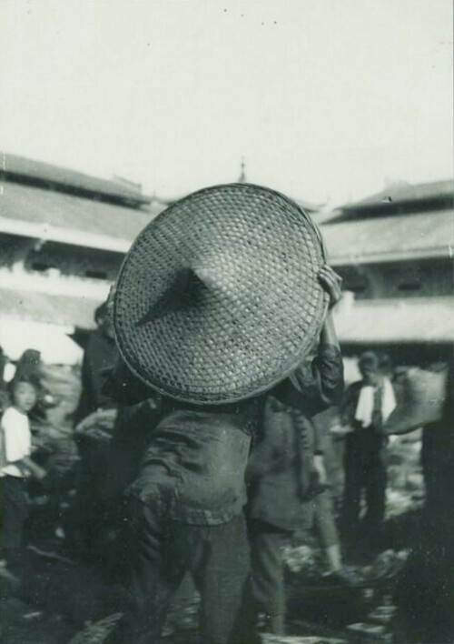 cochinchine---cholon-1930-1931---femme-portant-un-chapeau-chinois_31238760368_o.md.jpg