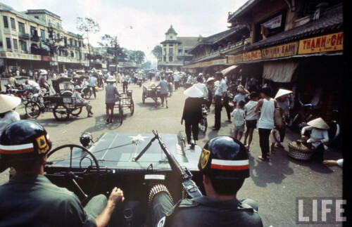 saigon-1968-by-larry-burrows-2---ch-bnh-ty-ng-thp-mi_39529946454_o.md.jpg